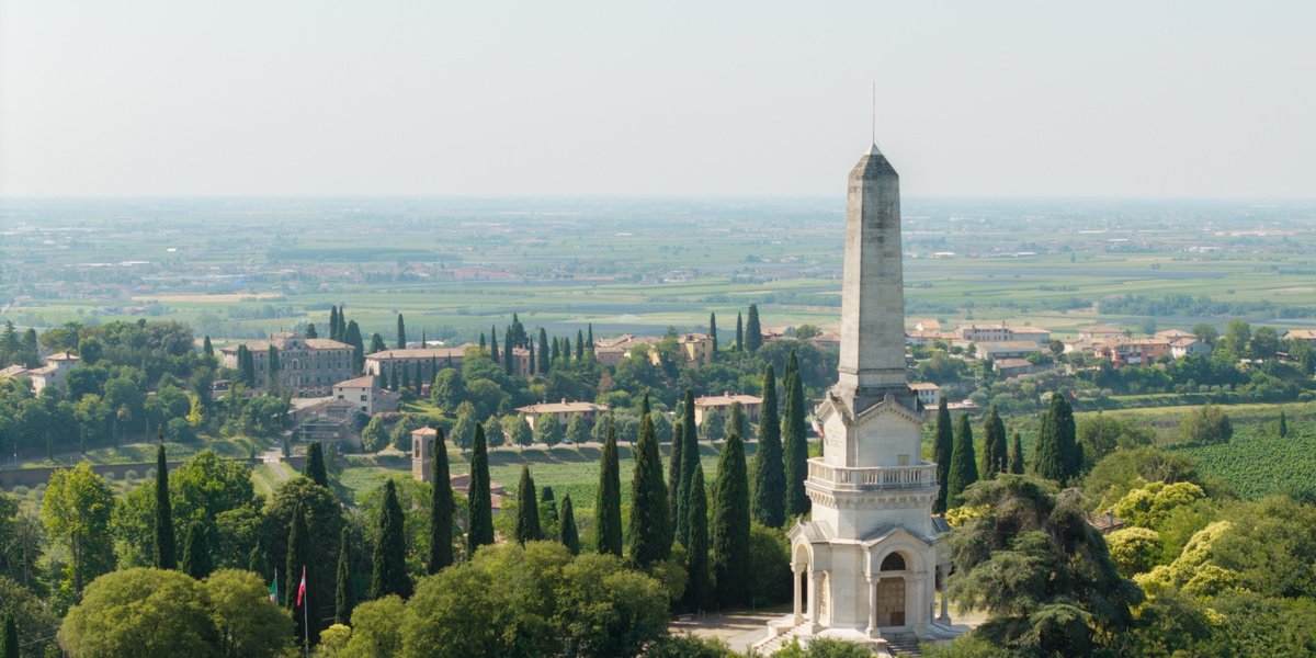 Custoza Ossuary and the Morainic Hills The Custoza Ossuary overlooking the morainic hills in the heart of the Custoza DOC appellation, south of Lake Garda.